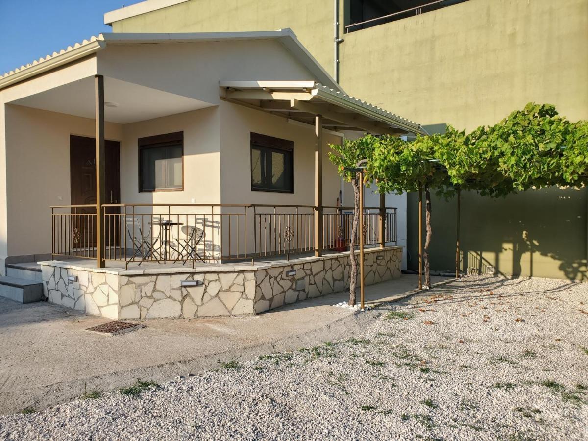 Backyard Apartment Kalligoni Exterior foto